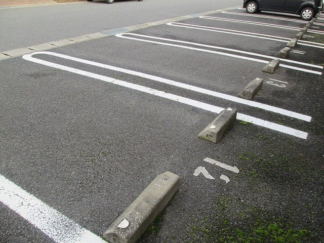 アヴニールXⅡの駐車場