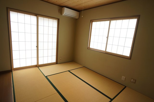【寝室】 | コーポロベリア | 板間付きの広々和室