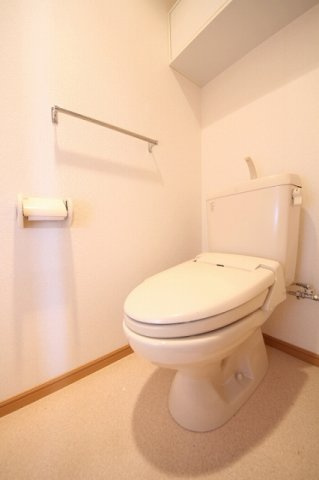 カーサ・アルドーレＢ棟のトイレ|清潔感のあるトイレです