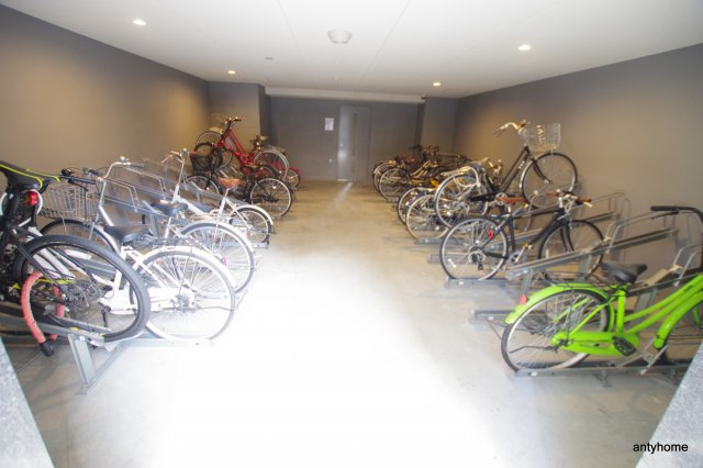 プレサンス新大阪ザ・デイズ　仲介手数料無料の駐車場