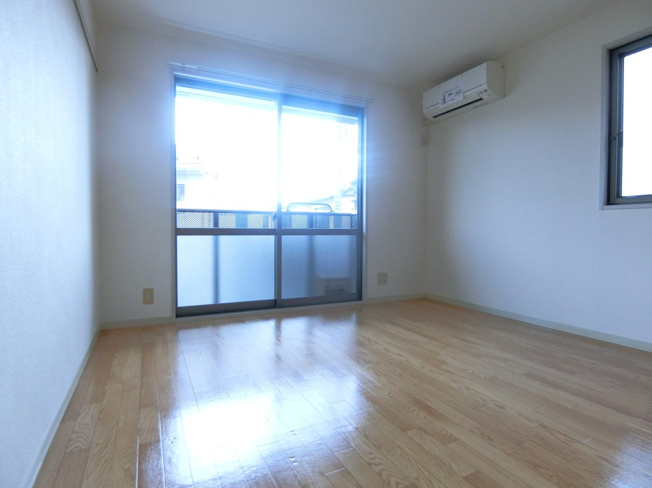 【洋室】 | グランメール | 南向き洋室6.4帖☆角部屋二面採光のお部屋は陽当たり良好です！エアコン付きで1年中快適に過ごせますね☆