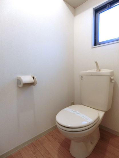 【トイレ】 | グランメール | 人気のバス・トイレ別です♪窓のあるトイレで換気もOK☆嫌なニオイがこもりません♪上部にはトイレットペーパーなどの小物を置ける棚付きです♪