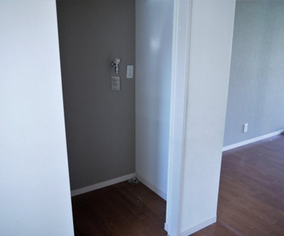 【その他共用部分】 | ラフィネ小平Ⅱ | 階段下は洗濯機置き場にもなっています。引き戸があるので閉めれば生活感を感じさせないようになっています。/ラフィネ小平Ⅱ