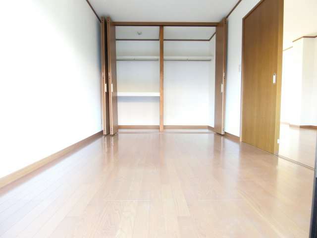 リバーサイドマンションの寝室