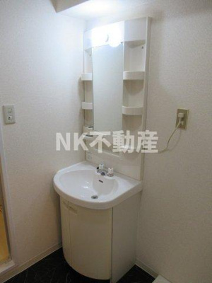 【洗面所】 | ボラードマンション（高井田賃貸） | 独立洗面台、小物を置くことができて便利です