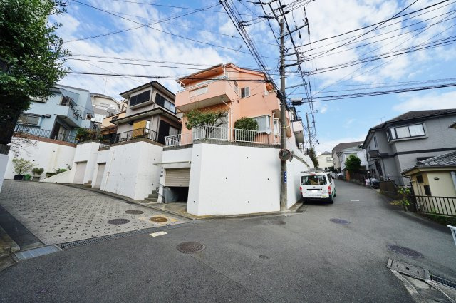 南西角地・前面道路約５ｍのため開放感があります。収納豊富な4SLDK♪食洗器付　仏向西中古戸建ての前面道路含む現地写真|前面道路５mの角地につき開放感があります。 