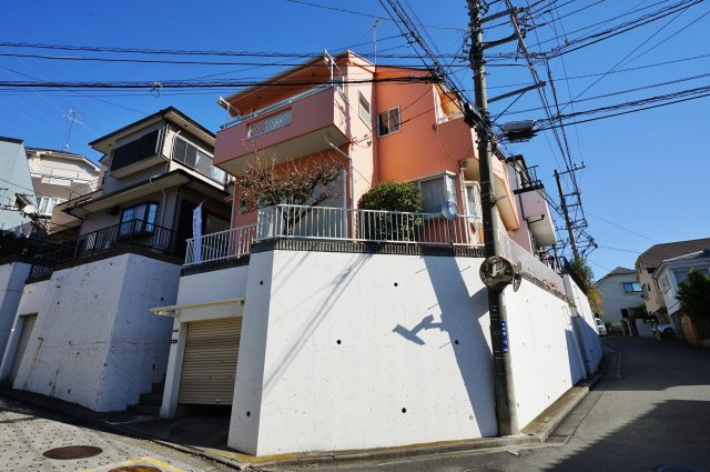 南西角地・前面道路約５ｍのため開放感があります。収納豊富な4SLDK♪食洗器付　仏向西中古戸建ての外観|角地につき陽当りが良く、風通しの良いお住まいです。