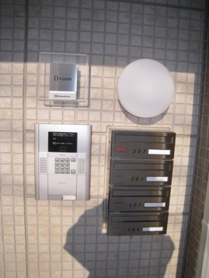 【エントランス】 | クレセントⅠ | 共用エントランスは不審者の侵入を未然に防ぐオートロック付き！防犯対策充実しています◎