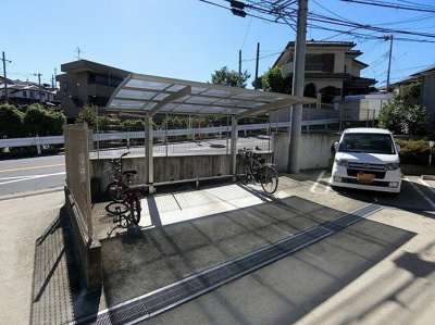 【その他共用部分】 | クレセントⅠ | 屋根付きの駐輪場で雨が降っても大切な自転車が濡れなくてすみますね♪駅から自転車もおすすめです！