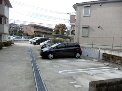 【駐車場】 | クレセントⅠ | いつでも目の届く敷地内に駐車場があります♪荷物がかさばりがちなお買物にも、敷地内駐車場があると便利ですよね☆