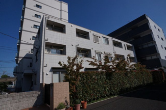 【外観】 | すっきりと洗練された威風堂々としたた3階建てマンションです。