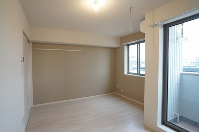 【洋室】 | monte k | エアコン、室内物干し、モニターホン、ピクチャーレールが設置されたお部屋です。