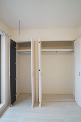 【収納】 | monte k | 洋室内天井高クローゼットです。こちらもたっぷりの容量をほこるクローゼットです。