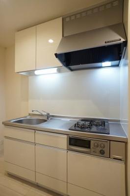 【キッチン】 | monte k | 2口ガスコンログリル付システムキッチン。オールスライディング収納、耐震ラッチ付吊戸棚を設置しています。