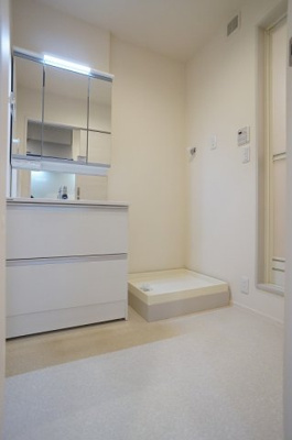 【洗面所】 | monte k | 三面鏡付きシャンプードレッサーと洗濯機置場のある独立洗面所です