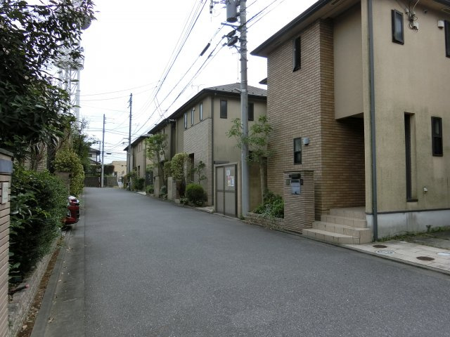 花見川区畑町　中古戸建　平成１７年建築　の前面道路含む現地写真