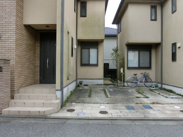 花見川区畑町　中古戸建　平成１７年建築　の駐車場