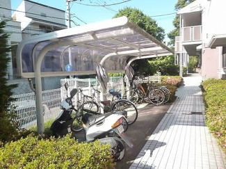 【その他共用部分】 | 屋根付きの駐輪場で雨が降っても大切な自転車が濡れなくてすみます♪荷物が重いときに自転車があれば助かりますね！