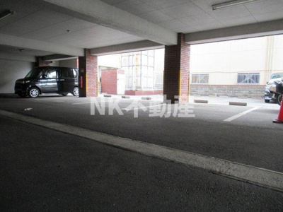 【駐車場】 | ニュープリーメル（荒本賃貸） | 駐車場に車を止められます