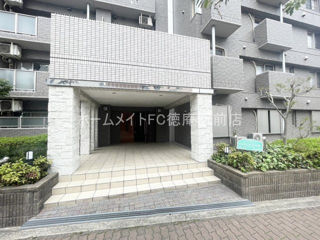 メゾンドファミーユ鶴見緑地公園のエントランス
