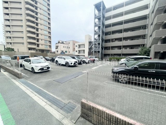 メゾンドファミーユ鶴見緑地公園の駐車場