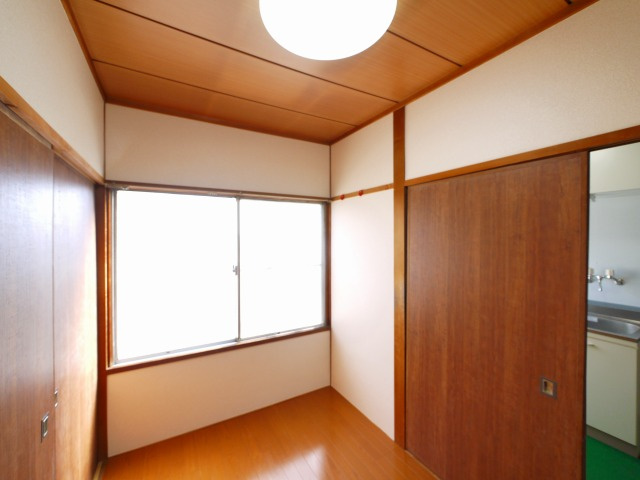 春日荘苑の洋室|落ち着いた色調の洋室です