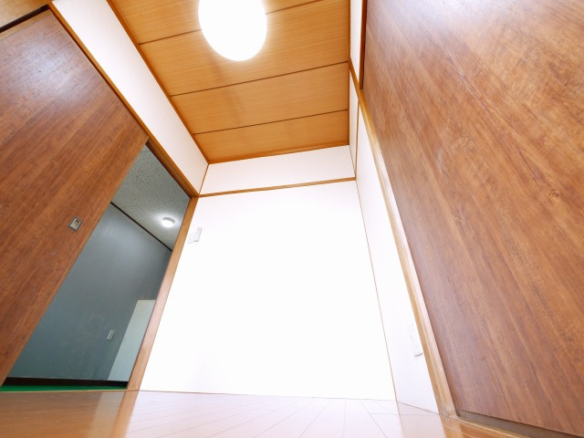 春日荘苑の洋室|落ち着いた色調の洋室です