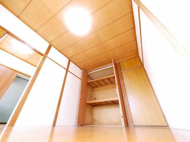 春日荘苑の洋室|落ち着いた色調の洋室です