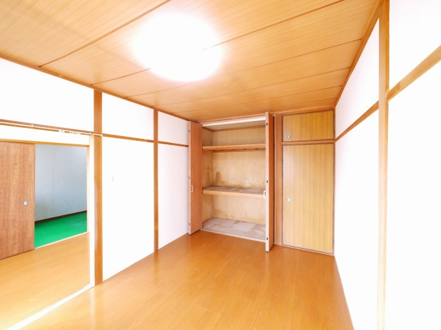 春日荘苑の居間・リビング|こちらのリビングで趣味の時間をお楽しみください