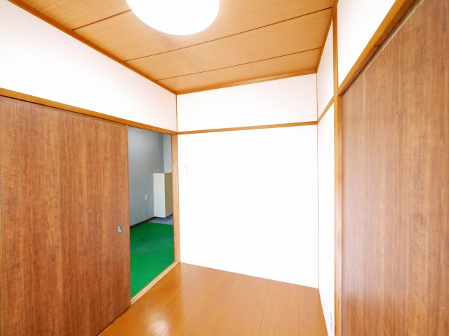 春日荘苑の寝室|開放的な寝室です