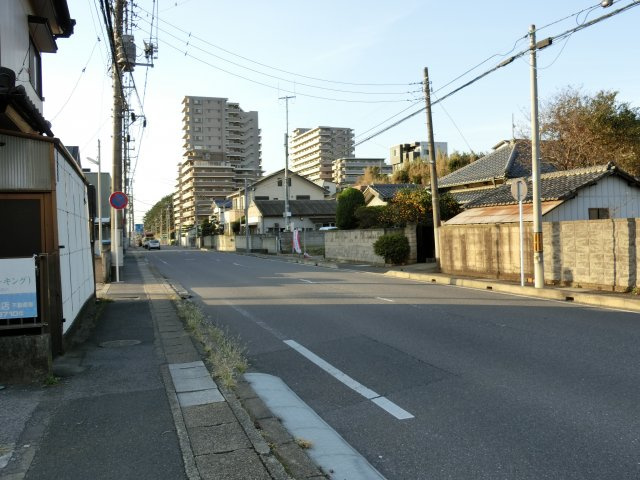 花見川区幕張町１丁目　中古戸建　土地１２４坪・建物６２坪の前面道路含む現地写真