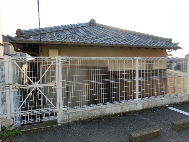 花見川区幕張町１丁目　中古戸建　土地１２４坪・建物６２坪の外観|敷地の北側の駐車場は賃貸中（賃料月額１万円）