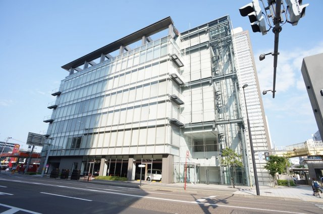 【外観】 | コズミックスⅡ | メディアシップ目の前、エレガントな外観のビル