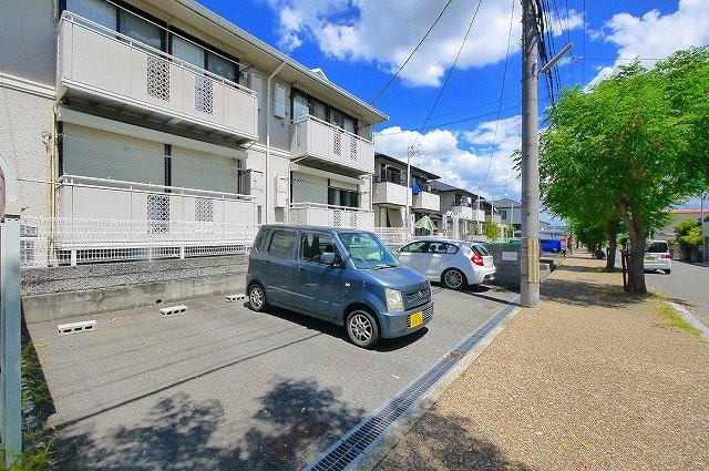 パレスセリジオCの駐車場|駐車場に車を止められます