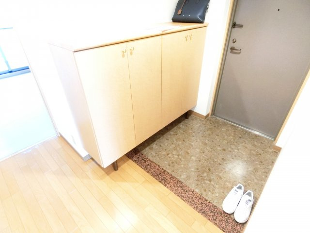 コート北野田カリヨンI番館の玄関