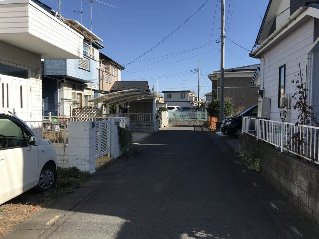 鴻巣市箕田の中古一戸建の前面道路含む現地写真