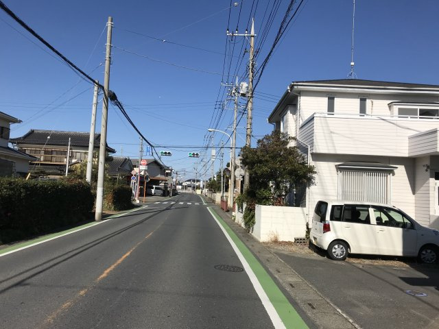 鴻巣市箕田の中古一戸建の前面道路含む現地写真