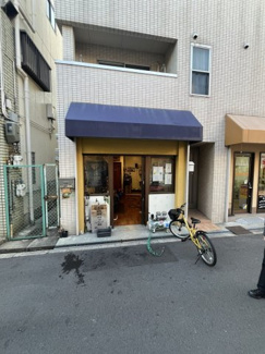 【外観】 | 現在の外観（テントに記載の店名のみ写真を加工しています。）