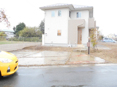 【駐車場】 | 中古　鴻巣市　屈巣　全1棟　1号棟　90坪　太陽光発電システム付 | 車をお持ちの方に嬉しい駐車場付きの物件です。2499から2190万円に価格変更です。