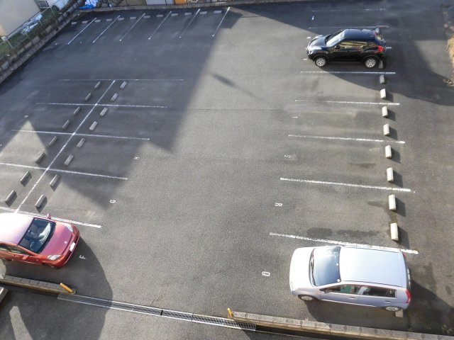 ルミネス１番館の駐車場
