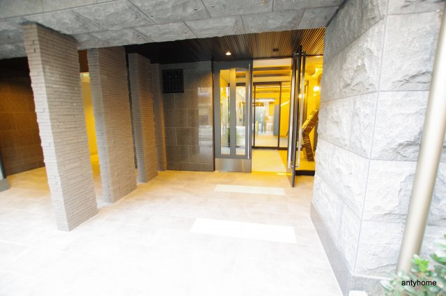 プレサンス心斎橋ニスト　仲介手数料無料のエントランス