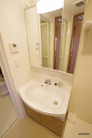 プレサンス心斎橋ニスト　仲介手数料無料の洗面所