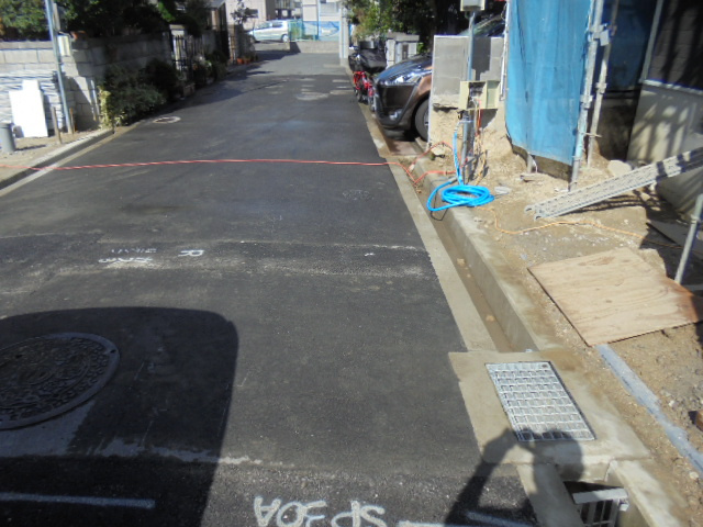 寝屋川市清水町　新築一戸建ての前面道路含む現地写真