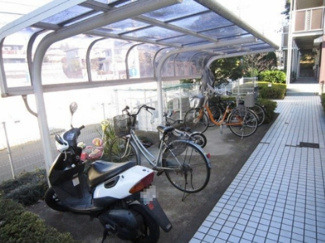 【その他共用部分】 | 屋根付きの駐輪場で雨が降っても大切な自転車が濡れなくてすみます♪自転車はちょっとした移動手段に便利ですよね！