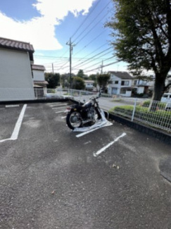 【その他共用部分】 | 敷地内にバイク置き場を完備しています！バイクがあれば通勤・通学、お買い物にも便利です☆