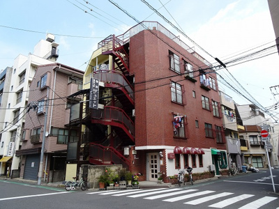 【外観】 | 佐藤ビル | 佐藤ビル　コンビニやスーパー近くで買い物便利！日暮里駅から徒歩７分・三河島駅から徒歩9分。日暮里繊維街通りのすぐ近くです！鉄骨造り、４階建ての外観タイル張りマンション。