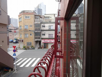 【展望】 | 佐藤ビル | 佐藤ビル　窓からの景色　窓の外に物干しがあります　主採光は南向きです！