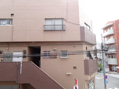 【展望】 | 佐藤ビル | 佐藤ビル　窓からの景色　窓の外に物干しがあります　主採光は南向きです！