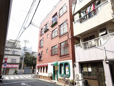 【外観】 | 佐藤ビル | 佐藤ビル　コンビニやスーパー近くで買い物便利！日暮里駅から徒歩７分・三河島駅から徒歩9分。日暮里繊維街通りのすぐ近くです！鉄骨造り、４階建ての外観タイル張りマンション。