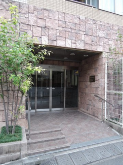 【エントランス】 | 京急本線「梅屋敷」駅徒歩9分、JR京浜東北線・東急池上線・東急多摩川線「蒲田」駅徒歩13分！